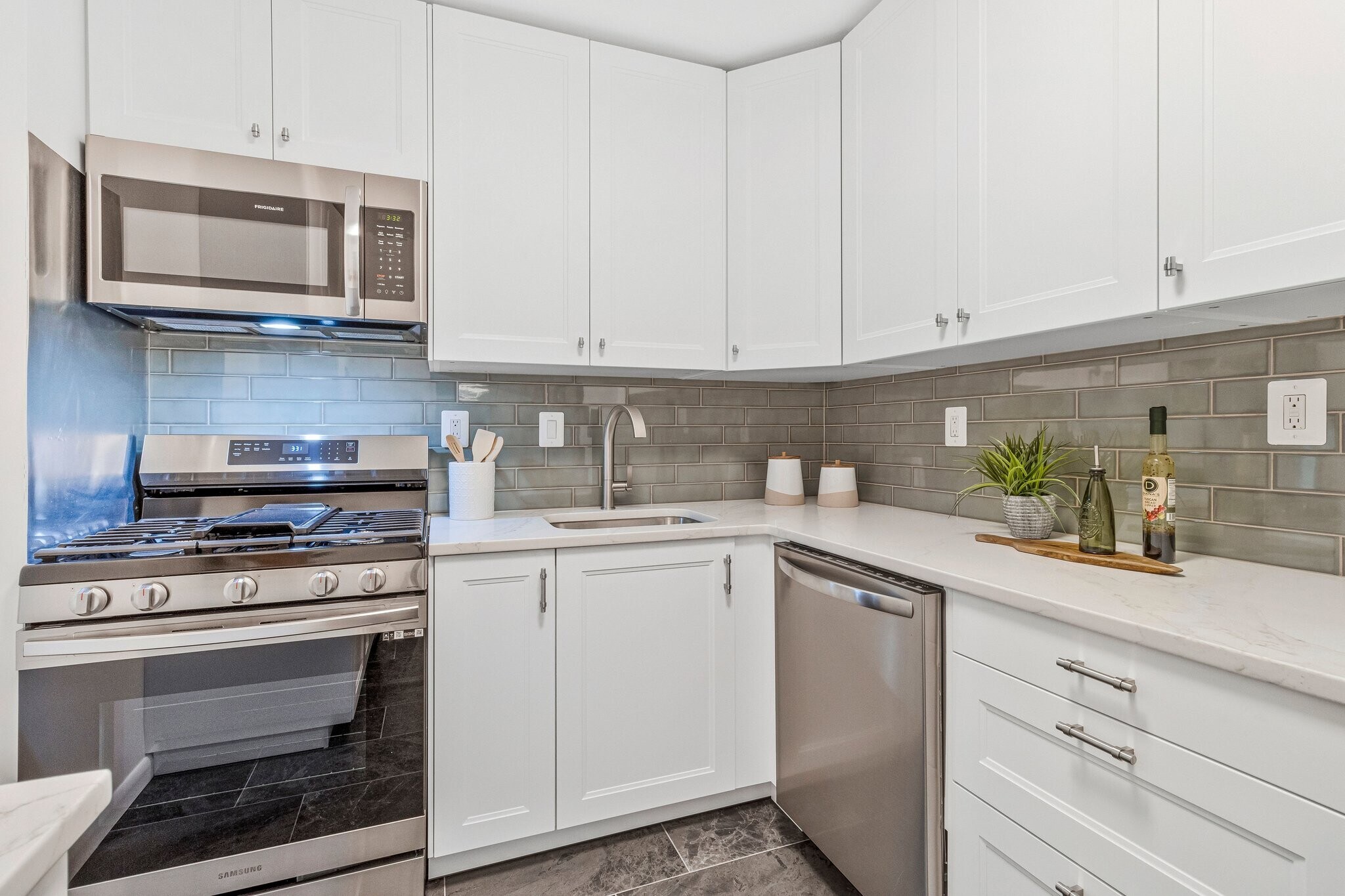 Attractive backsplash - 2939 Van Ness St NW