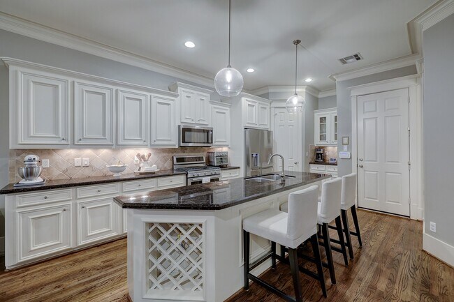 Building Photo - 1126 W 17th St