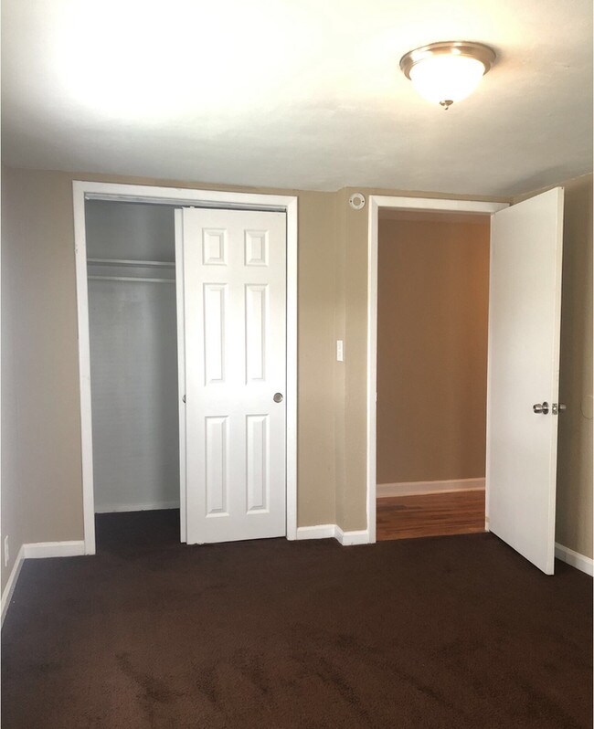 Building Photo - Gorgeous South KC Split Level