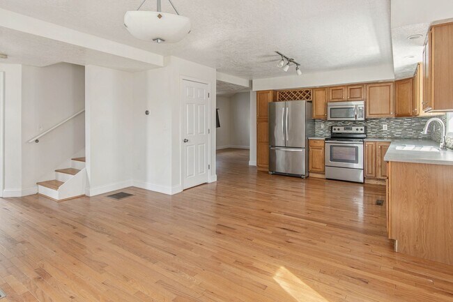 Building Photo - Charming 3Bed/2Bath Home Minutes from Fort Drum | Pet Friendly | Garage + Spacious Yard
