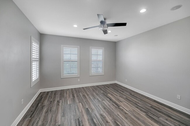 Building Photo - Gorgeous 5 Bedroom Home Behind the Gates i...