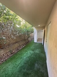 Building Photo - Chic & Private Ground-Level Studio | Priva...