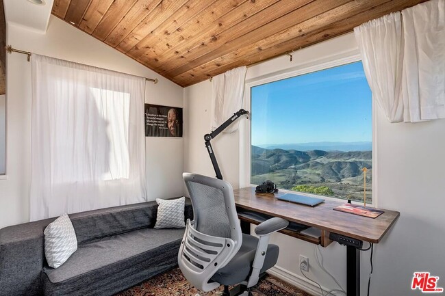 Building Photo - 10827 Pacific View Dr