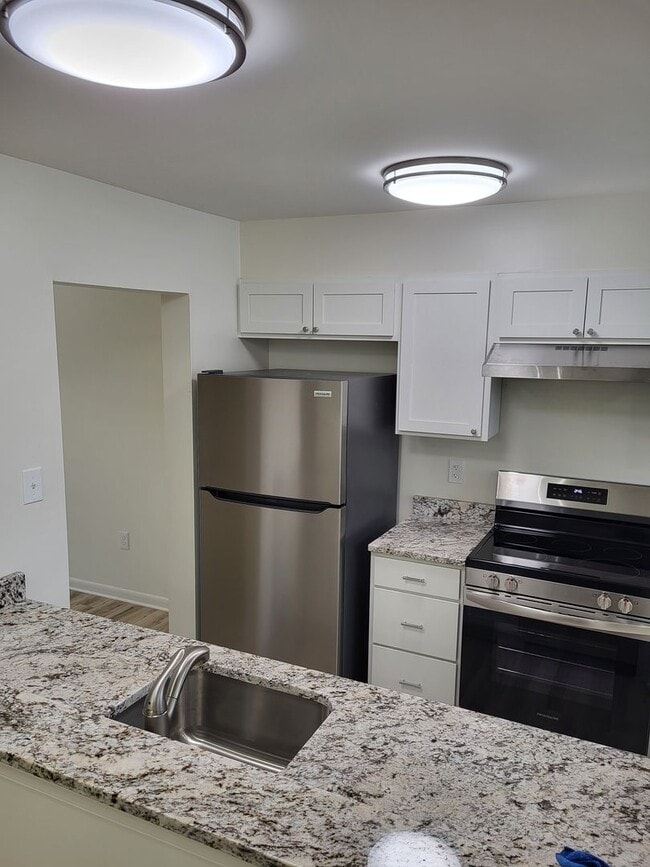 Building Photo - RENOVATED 3 Bedroom Community Treasure!