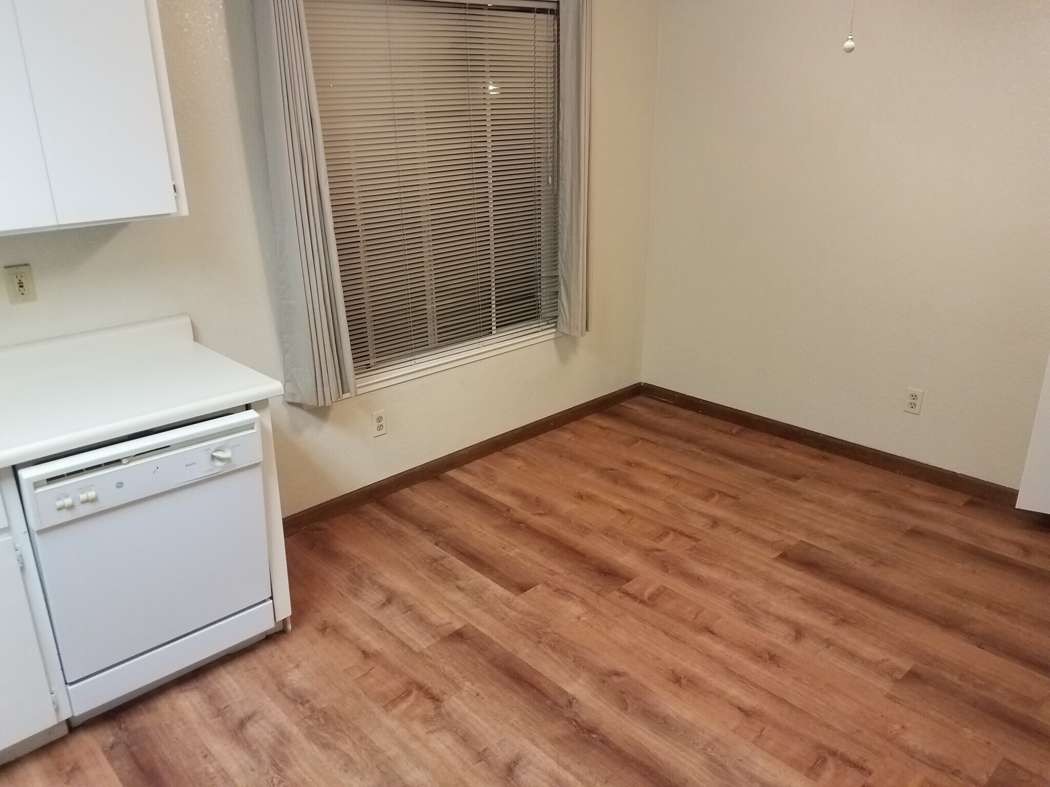Kitchen dining area - 118 W Beverly Pl
