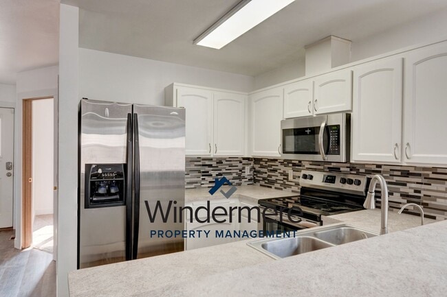 Building Photo - Charming Home in the Heart of Oak Harbor –...