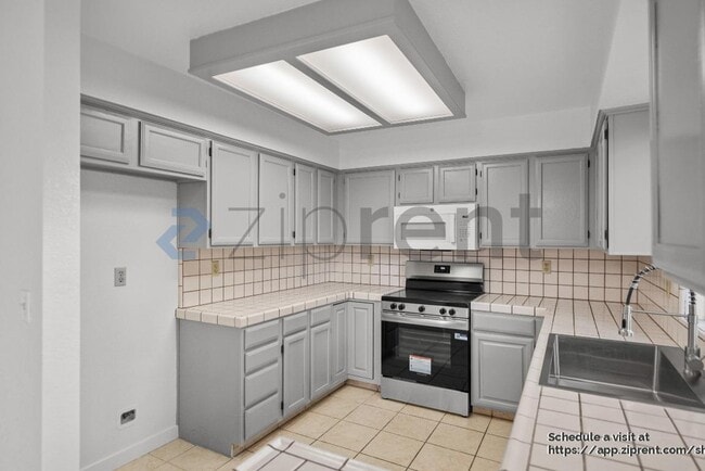Building Photo - 2215 Jenni Ln