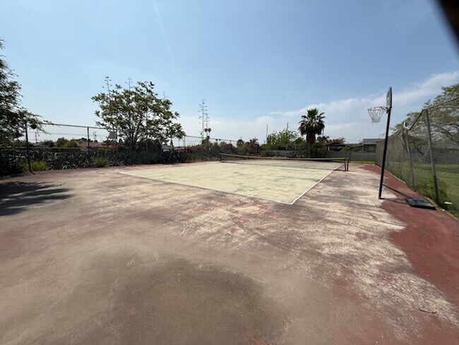 Building Photo - Upgraded 3-Bedroom Condo for Rent in Arleta!