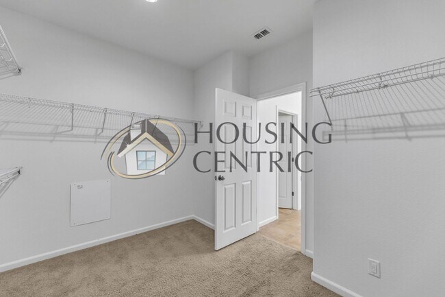Building Photo - Beautiful Executive Home w/ Pool on 1/2 Ac...