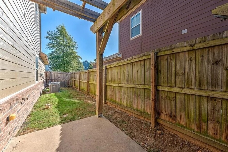 Shared outdoor space - 754 N Wordsworth Ln