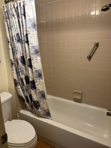 bath and shower - 11485 Oakhurst Rd