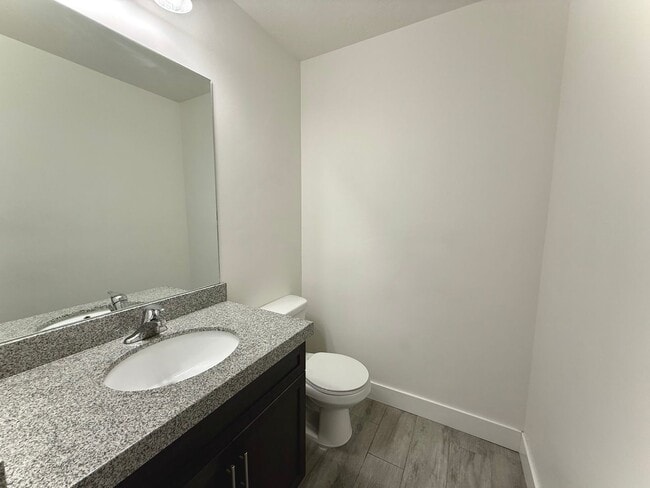 Building Photo - Beautiful SLC Town Home Available Now