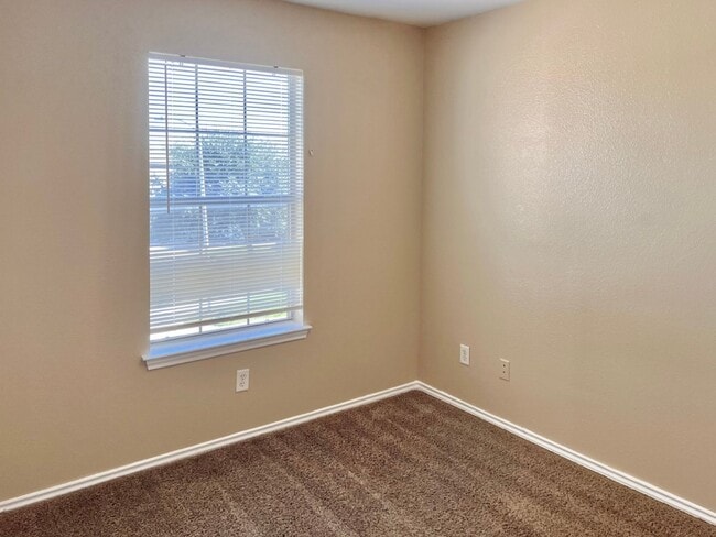 Building Photo - Lovely 2-story | 3-bedroom | 2.5-bath duplex | Cul-de-sac | Side yard | Great location!