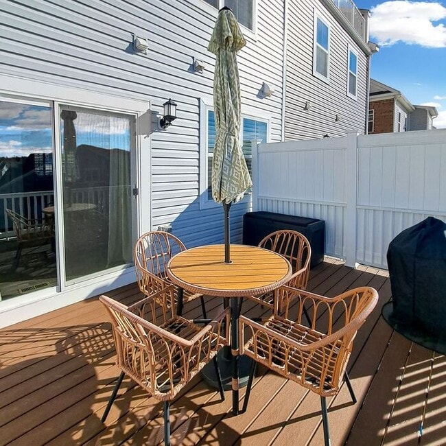 Building Photo - Gorgeous 4-Level Townhome with Rooftop Ter...