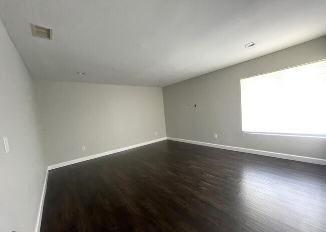 Building Photo - 1525 W Country Club Ln