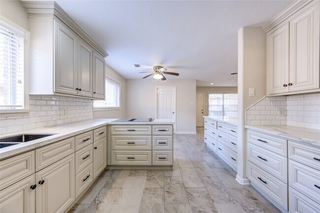 Building Photo - 9611 Greenwillow St