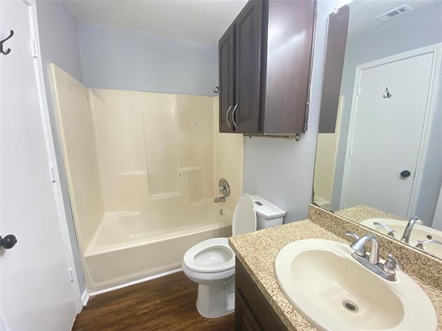 Building Photo - 207 Country Bend
