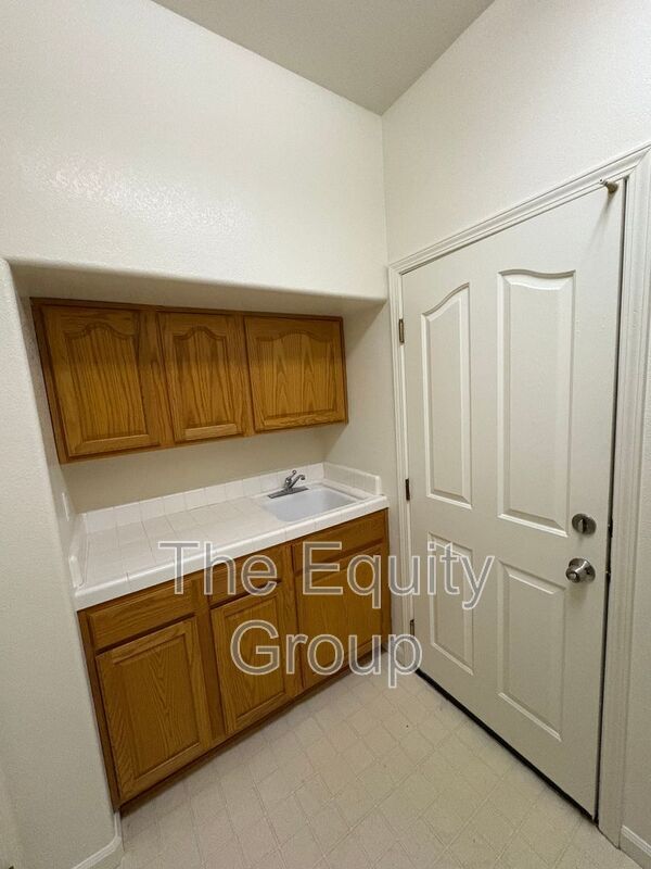 Building Photo - 2650 S Peppertree St