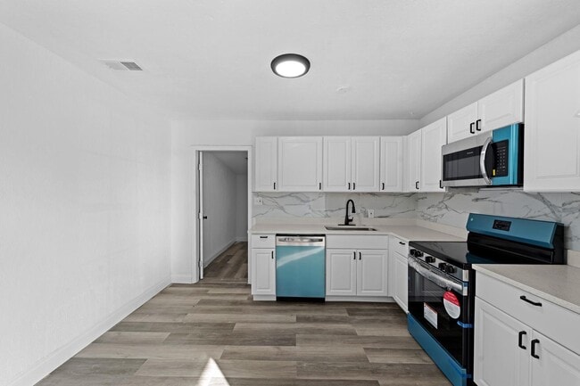 Building Photo - 585 Lindley Terrace