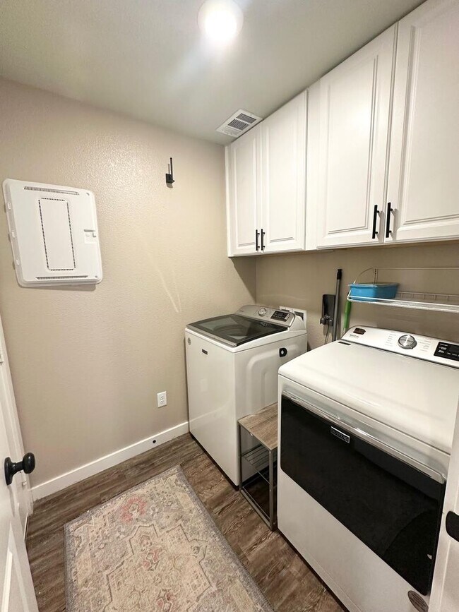 Building Photo - 2 Bed 2 Bath House Furnished!