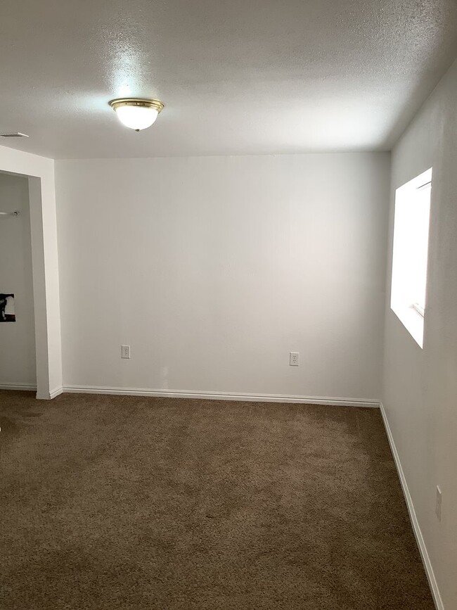 Building Photo - Spacious and bright 3-bedroom, 2-bathroom ...