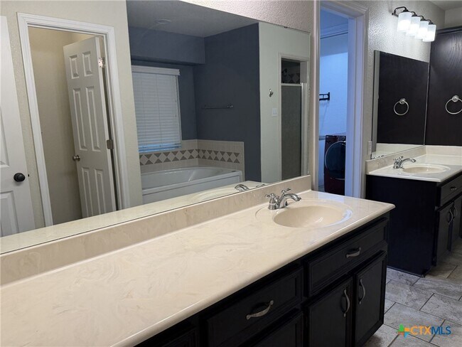 Building Photo - 621 S Roy Reynolds Dr