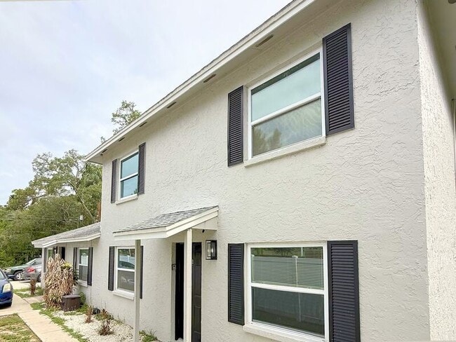 Building Photo - 11705 North Dr