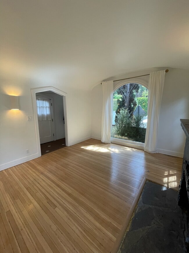 Building Photo - 2076 Paramount Dr