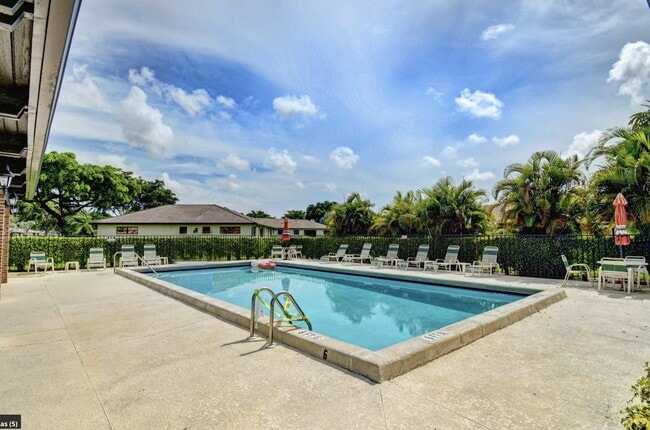 Building Photo - 4660 Greentree Pl