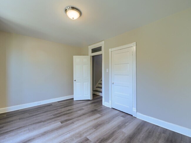 Building Photo - 4 Bedroom Home