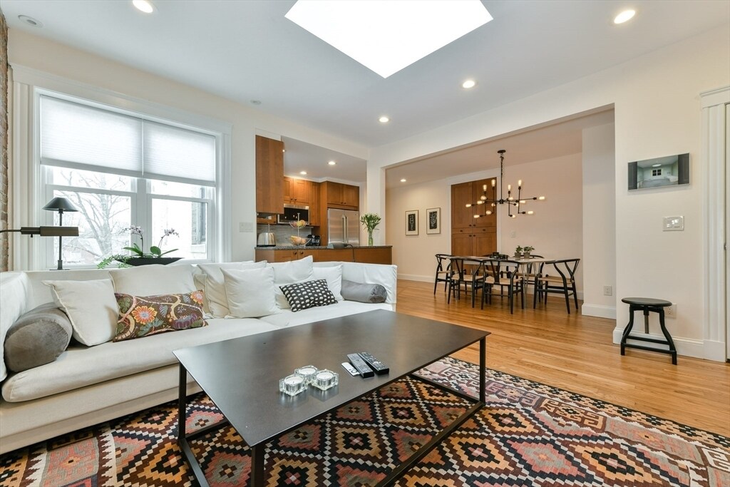 Building Photo - 1038 Beacon St