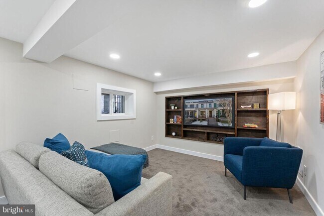 Building Photo - 705 Kentucky Ave SE