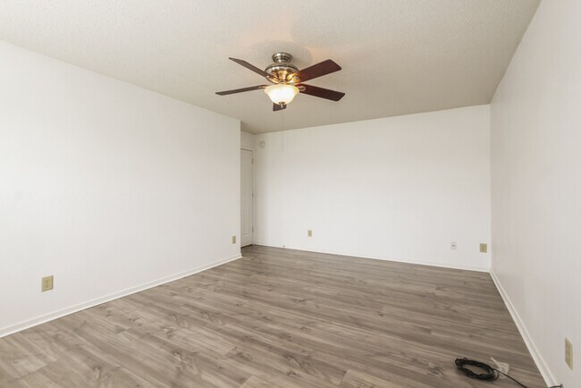 Building Photo - 823 Runnymede Dr