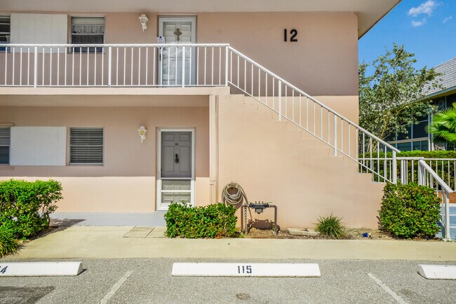 Building Photo - 18081 SE Country Club Dr
