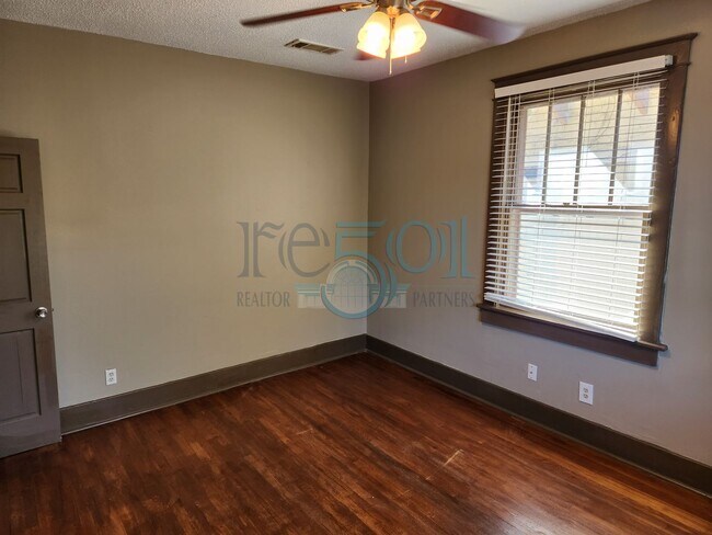 Building Photo - Historical 3 Bedroom 1 Bathroom!