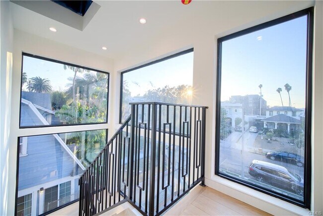 Building Photo - 616 S Mariposa Ave