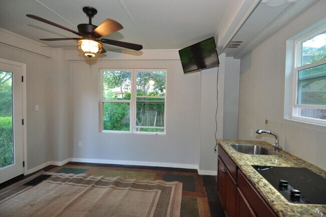 Building Photo - Amazing 3 bedroom, 2 bath home with an off...