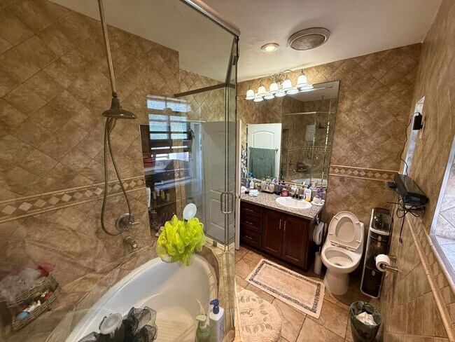 Building Photo - 4 bed 3 bath plus 2 Extra Bonus Rooms with full bathroom in the back yard