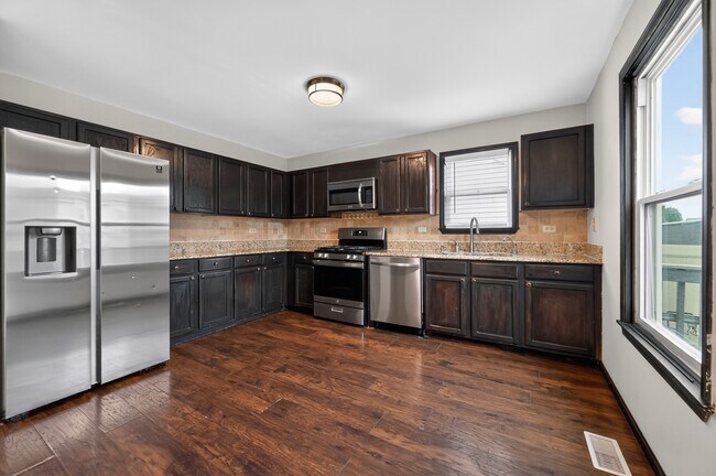 Building Photo - 1301 Brookfield Dr