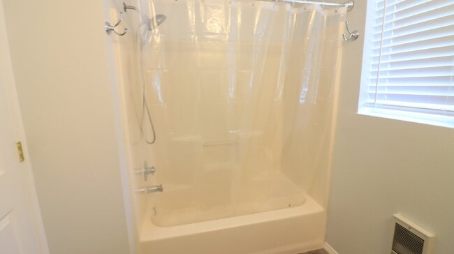 Building Photo - Recently updated 2/1.5 townhome next to the hospital