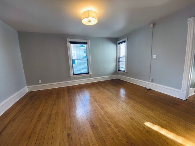 Building Photo - WE HAVE A CUTE & CLASSY RENTAL ON 16TH!