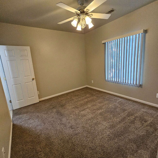 Building Photo - 2 Bed / 2 Bath Condo with In-Unit Laundry, Granite Countertops, Ceiling Fans, All Appliances, Car...