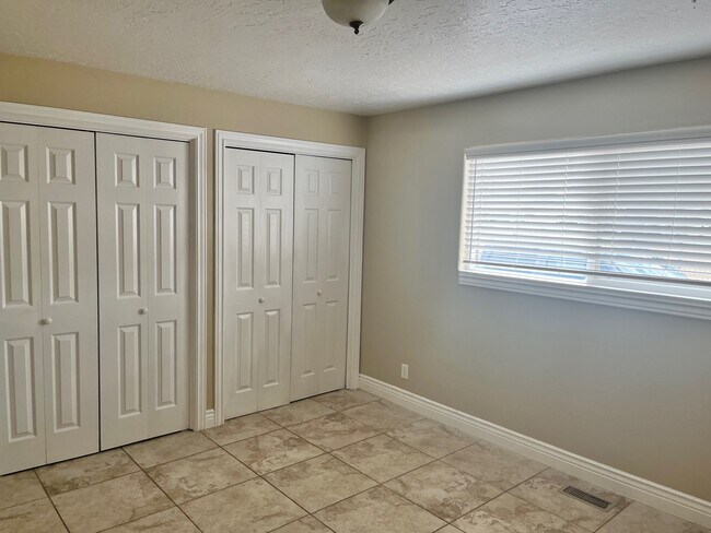 Building Photo - 407 E 400 S