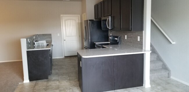 Building Photo - Immaculate 3 Bedroom/3 Bath Townhome Near Powers Corridor!