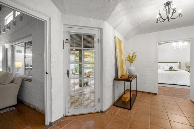 Building Photo - 3691 Laguna Ave