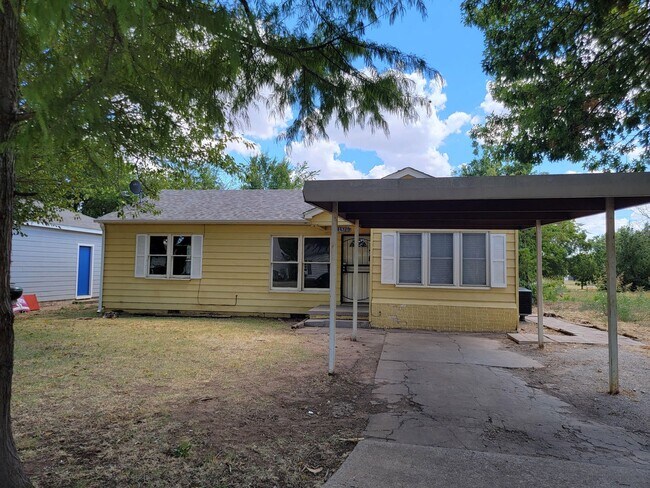 Primary Photo - Spacious 3 Bed 1 bath home
