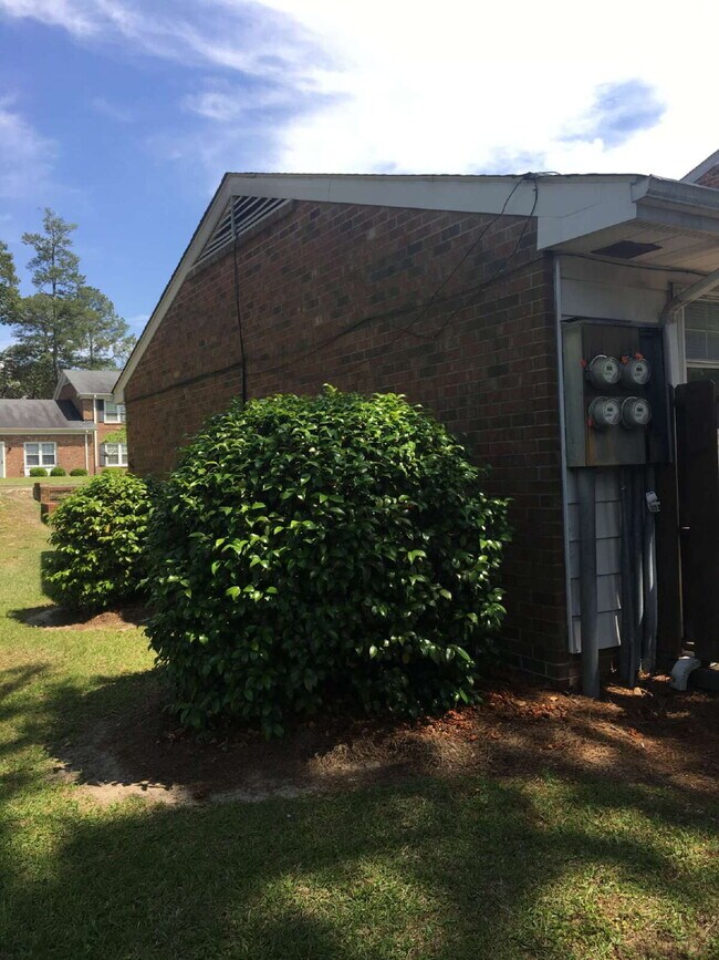 Building Photo - Adorable 2 BR | 1 BA Townhome in Goldsboro! Excellent Location!
