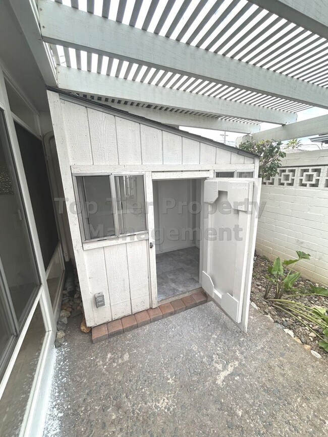 Building Photo - ***Oceanside Charmer 3 bed / 2 bath House ...