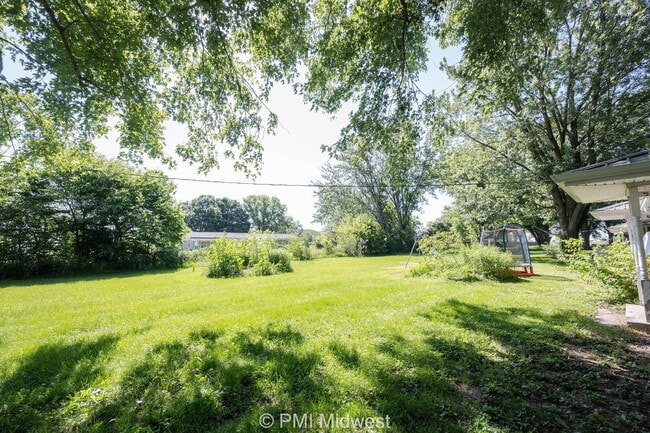 Building Photo - Charming 2-Bedroom Retreat at 570 W U.S. 52, Fountaintown – Cozy Comfort Awaits in 844 Sq Ft!