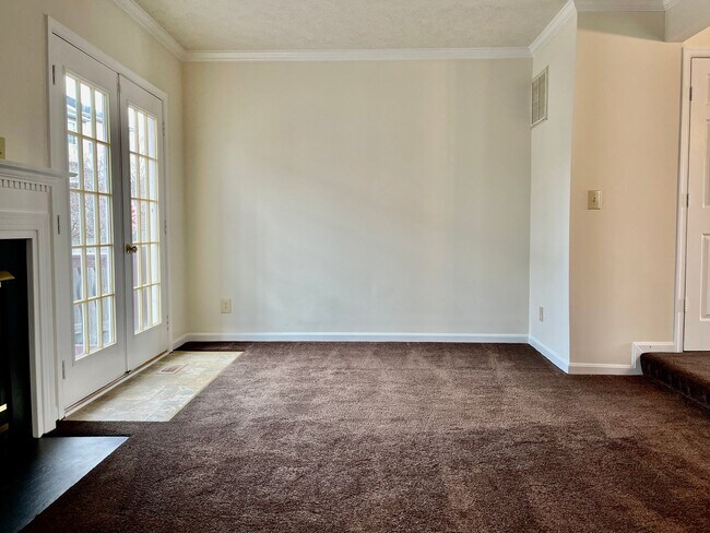 Building Photo - BEAUTIFUL THREE LEVEL TOWNHOME IN NORTH STAFFORD!